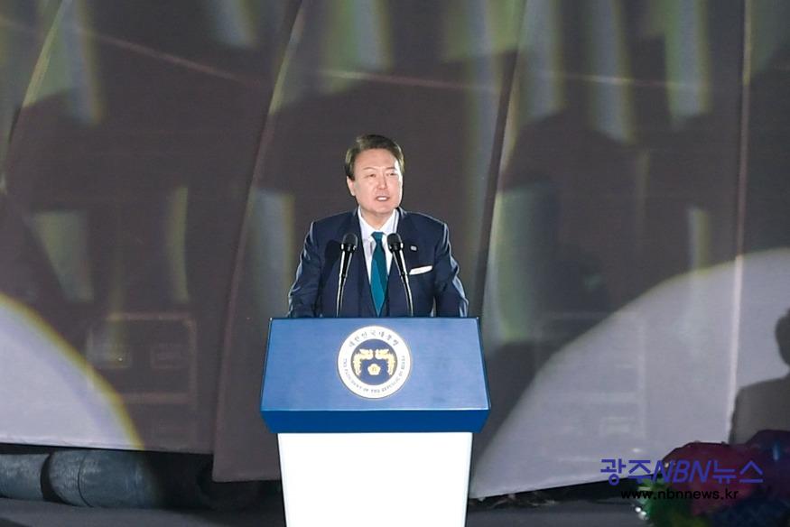 사본 -31일 열린 2023순천만국제정원박람회에 참석한 윤석열 대통령이 축사를 하고 있다.jpg