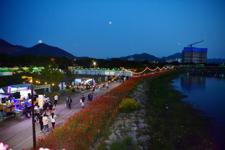 사본 -황룡강의 저녁 풍경. 조명이 켜지면 색다른 감흥을 느낄 수 있다.jpg