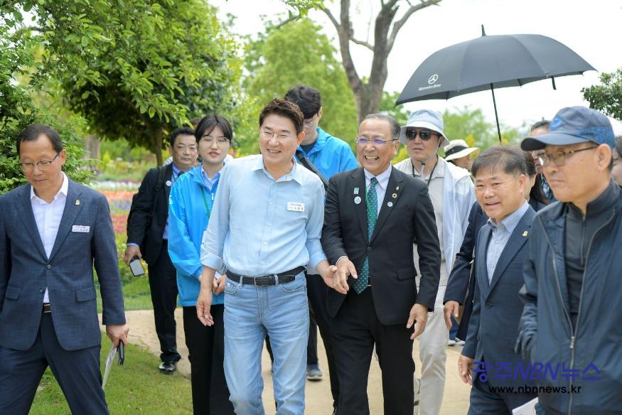 사본 -1. 지난 5월 12일 순천을 방문한 시이노키 신이치 이즈미시장과 함께 정원박람회장을 들러보며 청소년 문화교류 재개를 협의했다.jpg