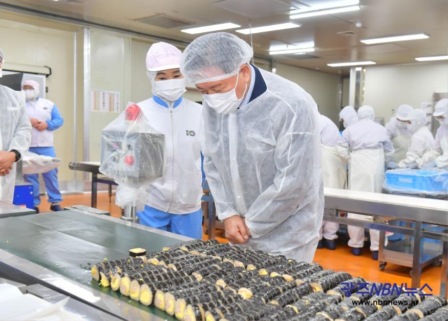 사본 -장성군이 ㈜현대푸드시스템과 함께 냉동김밥 수출에 나선다. 19일 제조시설을 방문한 김한종 군수 (2).jpg